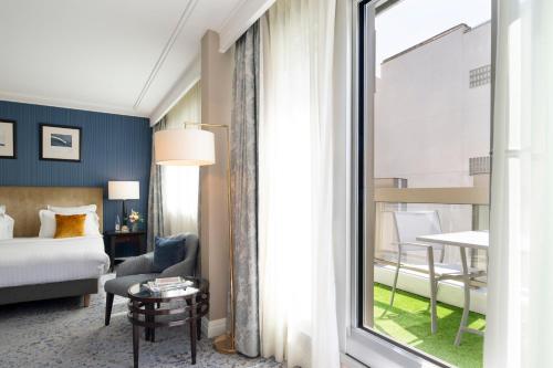 Habitación Deluxe con terraza - 1 cama doble grande del hotel Warwick Paris. Foto 2