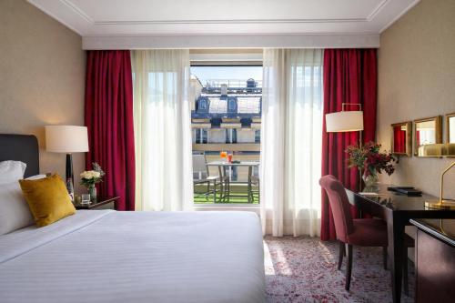 Habitación Deluxe con terraza - 1 cama doble grande del hotel Warwick Paris. Foto 3