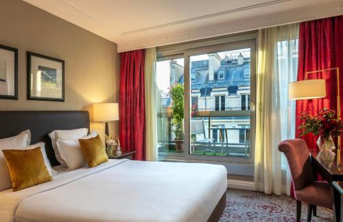 Habitación Deluxe con terraza - 1 cama doble grande del hotel Warwick Paris. Foto 5