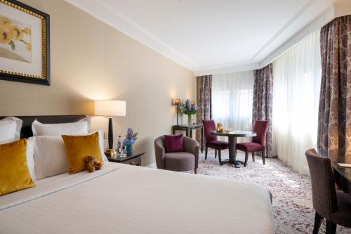 Habitación Familiar del hotel Warwick Paris. Foto 1