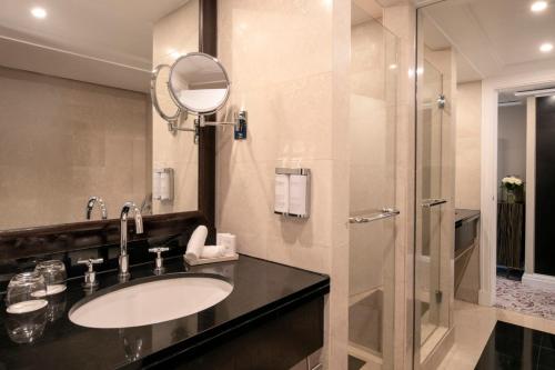 Suite Montaigne del hotel Warwick Paris. Foto 1