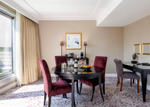 Suite Montaigne del hotel Warwick Paris. Foto 2