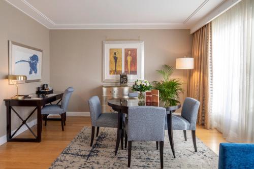 Suite Champs - Elysées del hotel Warwick Paris. Foto 1