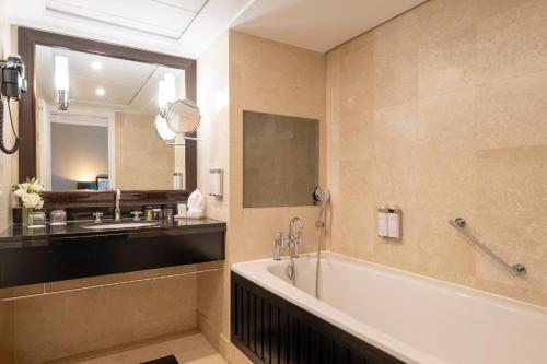 Suite Champs - Elysées del hotel Warwick Paris. Foto 4