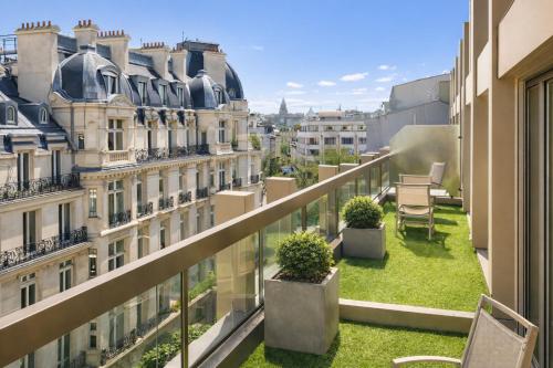 Suite Champs - Elysées del hotel Warwick Paris. Foto 5