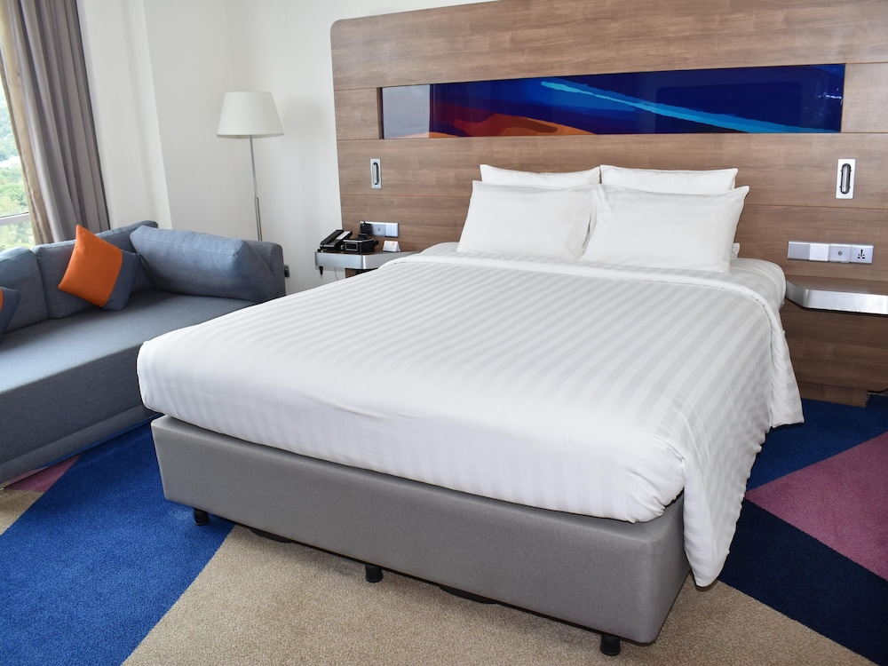 Suite Premier con 1 cama king size del hotel Novotel Taiping Perak. Foto 1