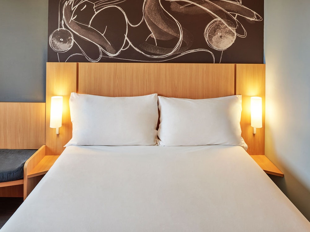 Apartamento estándar con una cama doble del hotel Ibis Londrina Shopping. Foto 1