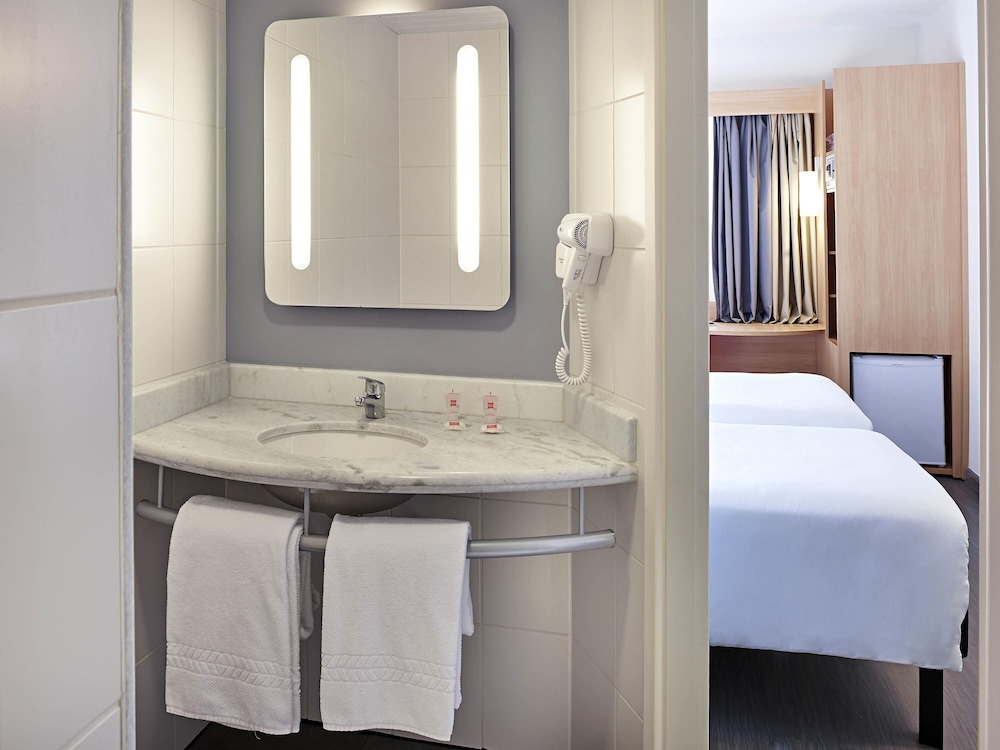 Apartamento estándar con una cama doble del hotel Ibis Londrina Shopping. Foto 6