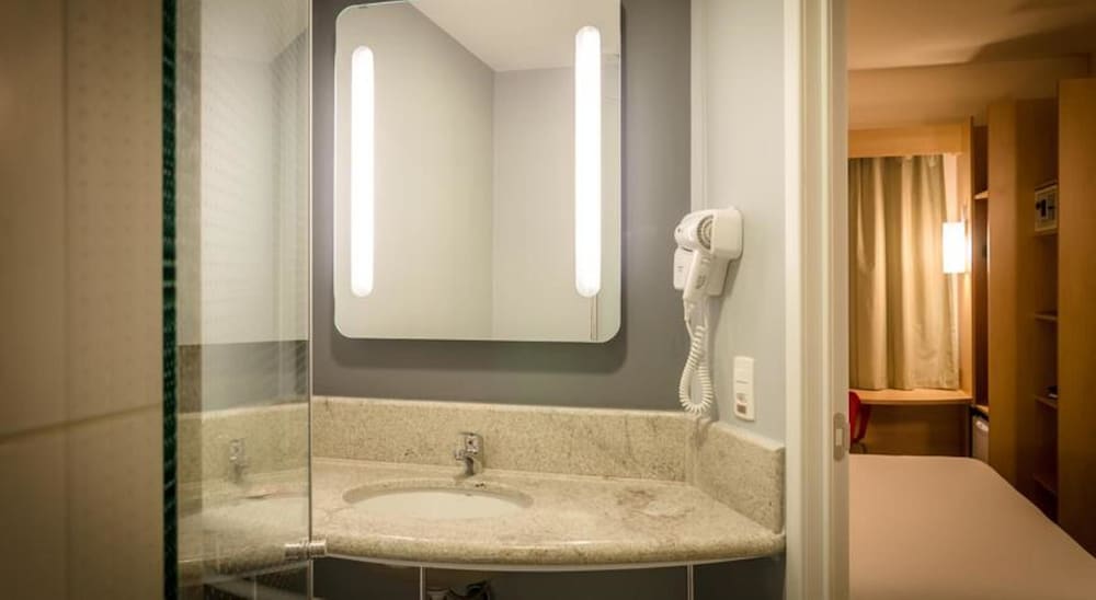 Apartamento estándar con una cama doble del hotel Ibis Londrina Shopping. Foto 7