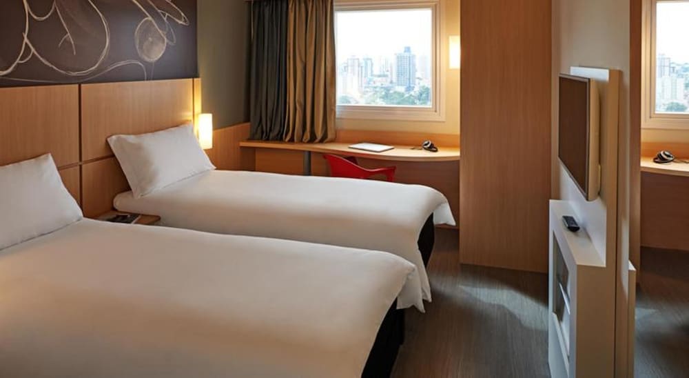 Apartamento estándar con camas individuales del hotel Ibis Londrina Shopping. Foto 1