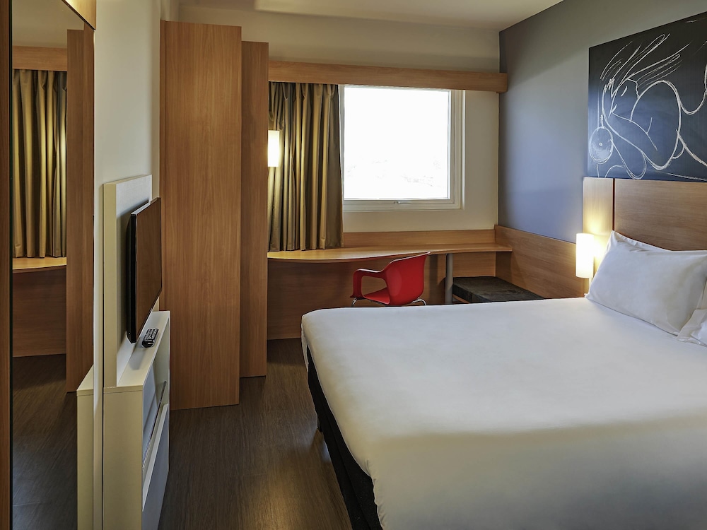 Apartamento estándar con una cama doble y una cama adicional para niños del hotel Ibis Londrina Shopping