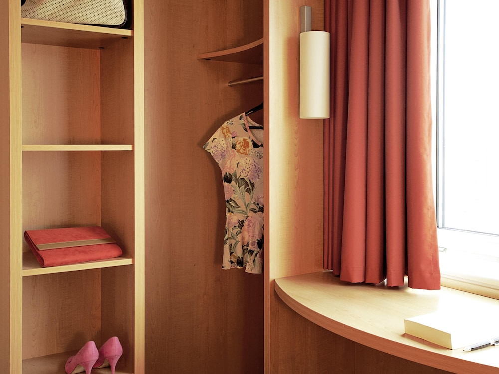 Apartamento estándar con una cama doble y una cama adicional para niños del hotel Ibis Londrina Shopping. Foto 2