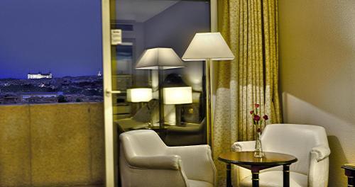 Habitación Doble con vistas a la ciudad del hotel Beatriz Toledo Auditorium and Spa. Foto 9