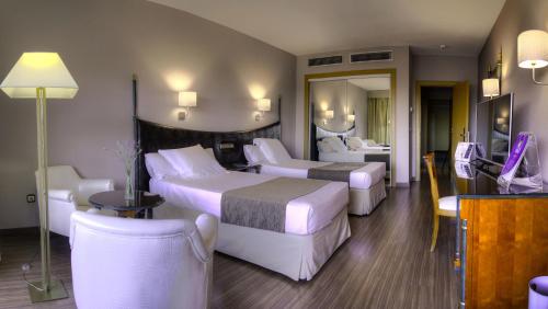 Habitación Doble con vistas a la ciudad del hotel Beatriz Toledo Auditorium and Spa. Foto 13