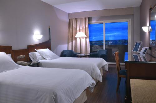 Habitación Doble con vistas a la ciudad del hotel Beatriz Toledo Auditorium and Spa. Foto 14