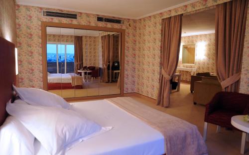 Suite Junior del hotel Beatriz Toledo Auditorium and Spa. Foto 1