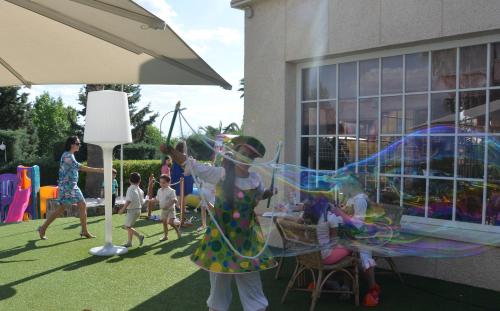 Habitación familiar Vista ciudad 4 camas individuales del hotel Beatriz Toledo Auditorium and Spa. Foto 1