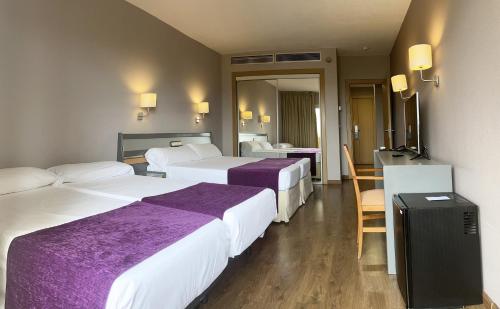 Habitación familiar Vista ciudad 4 camas individuales del hotel Beatriz Toledo Auditorium and Spa. Foto 5