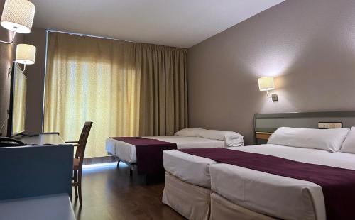 Habitación familiar Vista ciudad 4 camas individuales del hotel Beatriz Toledo Auditorium and Spa. Foto 6