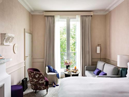 Suite Junior con 1 sofá cama, sala de estar y vistas al patio o a la Rue Scribe - 1 cama extragrande del hotel Sofitel Le Scribe Paris Opéra