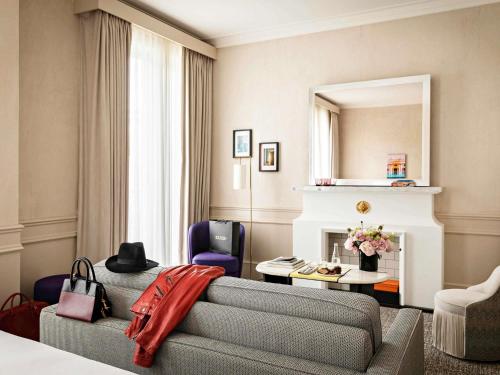 Suite Junior con 1 sofá cama, sala de estar y vistas al patio o a la Rue Scribe - 1 cama extragrande del hotel Sofitel Le Scribe Paris Opéra. Foto 1