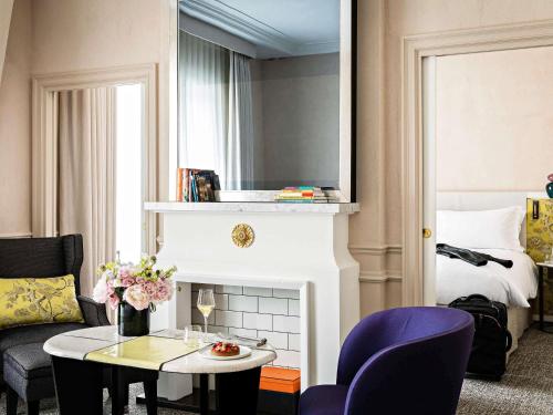 Suite Prestige con sofá cama, salón independiente y vistas al bulevar o a la calle Scribe - 1 cama extragrande del hotel Sofitel Le Scribe Paris Opéra. Foto 2