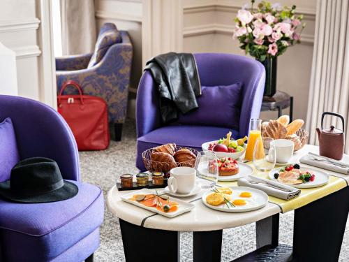 Suite Prestige con sofá cama, salón independiente y vistas al bulevar o a la calle Scribe - 1 cama extragrande del hotel Sofitel Le Scribe Paris Opéra. Foto 6