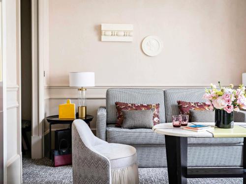 Suite Junior Premium con 1 cama extragrande y sala de estar - Vistas a un patio o a la Rue Scribe del hotel Sofitel Le Scribe Paris Opéra