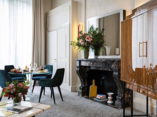 Suite Opera con salón grande independiente y vistas al bulevar o a la calle Scribe - 1 cama extragrande del hotel Sofitel Le Scribe Paris Opéra. Foto 1