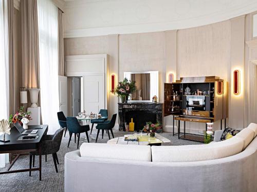 Suite Opera con salón grande independiente y vistas al bulevar o a la calle Scribe - 1 cama extragrande del hotel Sofitel Le Scribe Paris Opéra. Foto 2