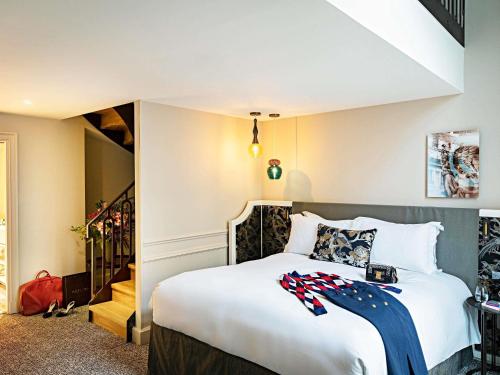 Suite Junior Dúplex con cama extragrande, sofá cama y vistas del hotel Sofitel Le Scribe Paris Opéra. Foto 1