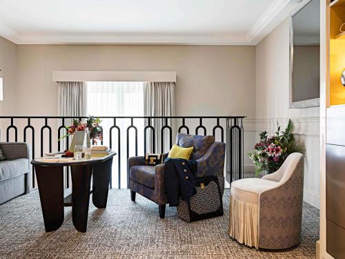 Suite Junior Dúplex con cama extragrande, sofá cama y vistas del hotel Sofitel Le Scribe Paris Opéra. Foto 2