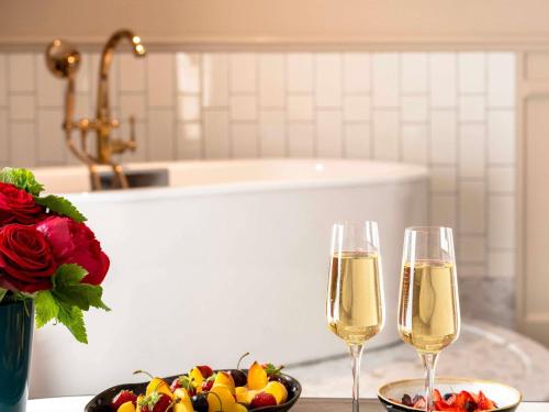Suite Luna de Miel con cama redonda, bañera, zona de salón y vistas al Grand Boulevard del hotel Sofitel Le Scribe Paris Opéra