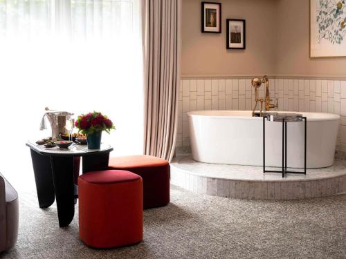 Suite Luna de Miel con cama redonda, bañera, zona de salón y vistas al Grand Boulevard del hotel Sofitel Le Scribe Paris Opéra. Foto 1