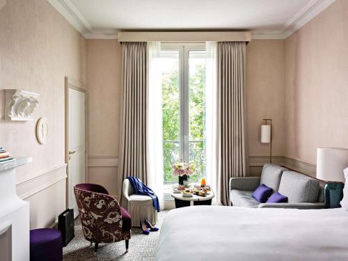 Junior Suite with King or Queen Bed, Sofa Bed, Lounge Area and Street View del hotel Sofitel Le Scribe Paris Opéra. Foto 1