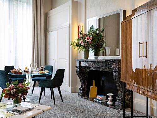 Suite Opera con salón grande independiente y vistas al bulevar o a la calle Scribe - 1 cama extragrande del hotel Sofitel Le Scribe Paris Opéra. Foto 1