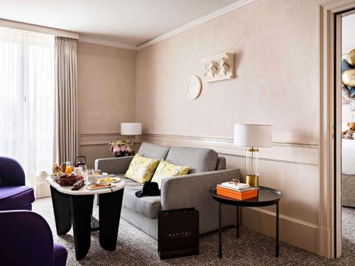 Suite Prestige con sofá cama, salón independiente y vistas al bulevar o a la calle Scribe - 1 cama extragrande del hotel Sofitel Le Scribe Paris Opéra. Foto 6
