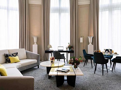 Suite Opera con salón grande independiente y vistas al bulevar o a la calle Scribe - 1 cama extragrande del hotel Sofitel Le Scribe Paris Opéra. Foto 4