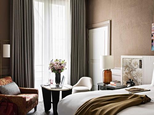 Habitación Premium de lujo con vistas al patio o a la Rue Scribe - 1 cama grande del hotel Sofitel Le Scribe Paris Opéra. Foto 2