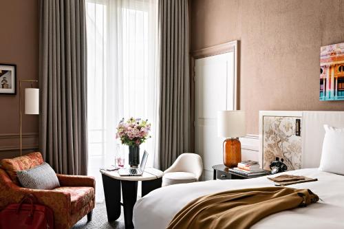 Habitación Premium de lujo con vistas al patio o a la Rue Scribe - 1 cama grande del hotel Sofitel Le Scribe Paris Opéra. Foto 1