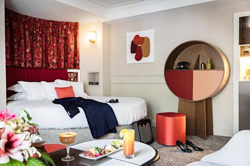 Suite Luna de Miel con cama redonda, bañera, zona de salón y vistas al Grand Boulevard del hotel Sofitel Le Scribe Paris Opéra