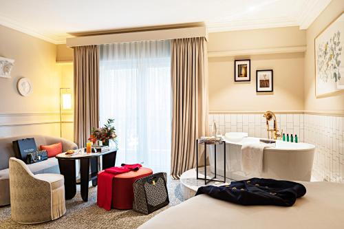Suite Luna de Miel con cama redonda, bañera, zona de salón y vistas al Grand Boulevard del hotel Sofitel Le Scribe Paris Opéra. Foto 1