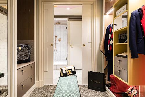 Suite Luna de Miel con cama redonda, bañera, zona de salón y vistas al Grand Boulevard del hotel Sofitel Le Scribe Paris Opéra. Foto 2