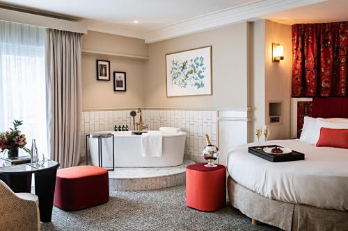 Suite Luna de Miel con cama redonda, bañera, zona de salón y vistas al Grand Boulevard del hotel Sofitel Le Scribe Paris Opéra. Foto 3