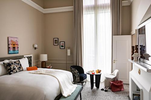 Suite Opera con salón grande independiente y vistas al bulevar o a la calle Scribe - 1 cama extragrande del hotel Sofitel Le Scribe Paris Opéra. Foto 4