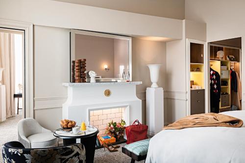 Suite Opera con salón grande independiente y vistas al bulevar o a la calle Scribe - 1 cama extragrande del hotel Sofitel Le Scribe Paris Opéra. Foto 5