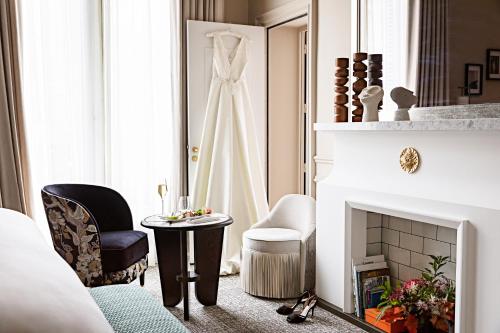 Suite Opera con salón grande independiente y vistas al bulevar o a la calle Scribe - 1 cama extragrande del hotel Sofitel Le Scribe Paris Opéra. Foto 6