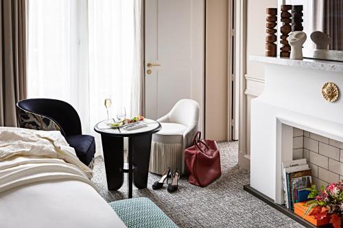 Suite Opera con salón grande independiente y vistas al bulevar o a la calle Scribe - 1 cama extragrande del hotel Sofitel Le Scribe Paris Opéra. Foto 7