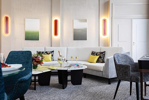 Suite Opera con salón grande independiente y vistas al bulevar o a la calle Scribe - 1 cama extragrande del hotel Sofitel Le Scribe Paris Opéra. Foto 8