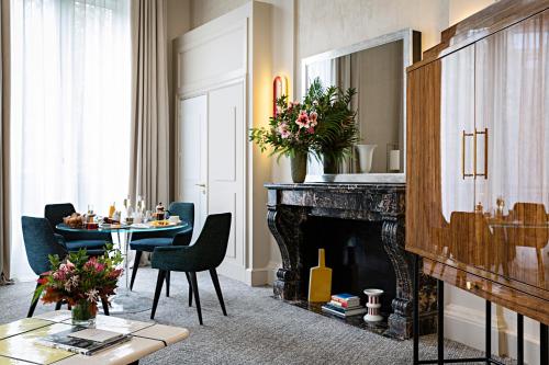 Suite Opera con salón grande independiente y vistas al bulevar o a la calle Scribe - 1 cama extragrande del hotel Sofitel Le Scribe Paris Opéra. Foto 9